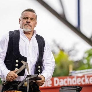 Dachdeckermeister Kai Großmann Geschäftsführer und Dachdecker- & Grüstbaumeister Kai Großmann mit Bearbeitungswerkzeug für Schiefer