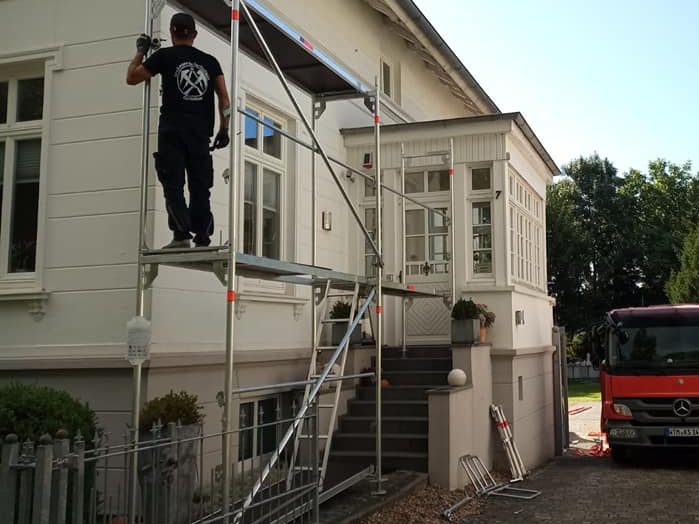 Altbausanierung Älteres Haus, eingerüstet, zur Fassadenerneuerung